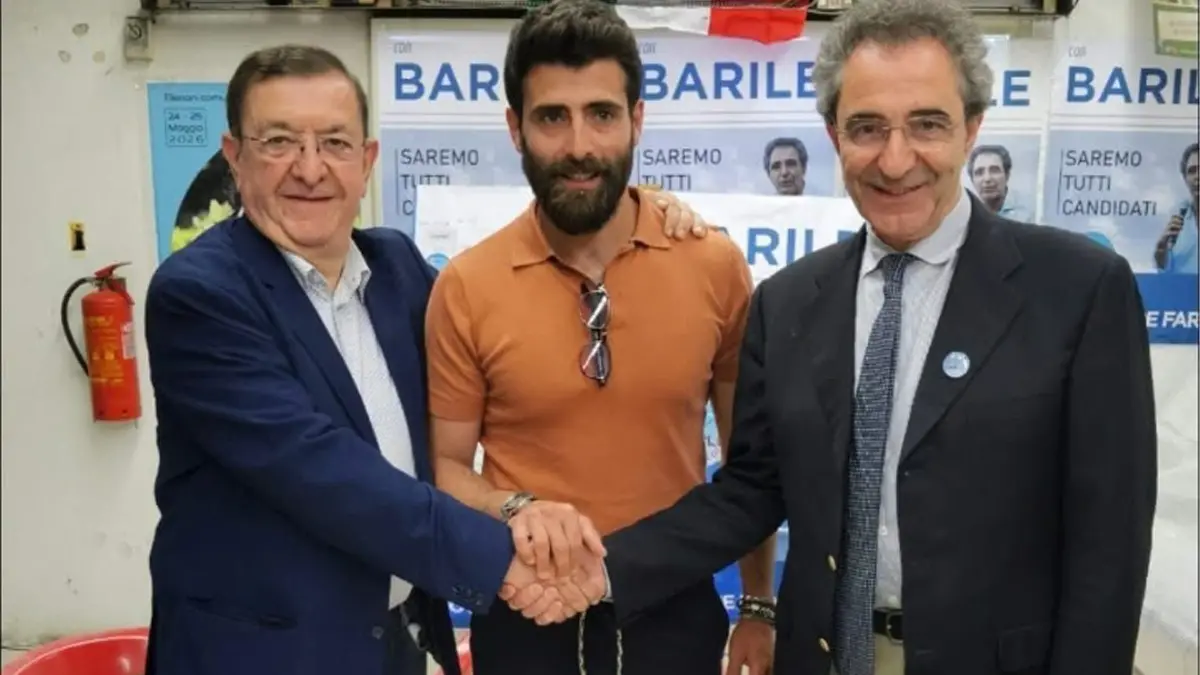La stretta di mano tra Belcastro, Candalise e il candidato sindaco di San Giovanni in Fiore Barile
