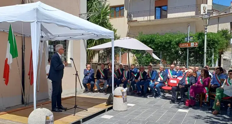 «Tocci capro espiatorio, siamo con lui»: oltre 80 sindaci in piazza a Civita dopo la condanna per la tragedia del Raganello\n