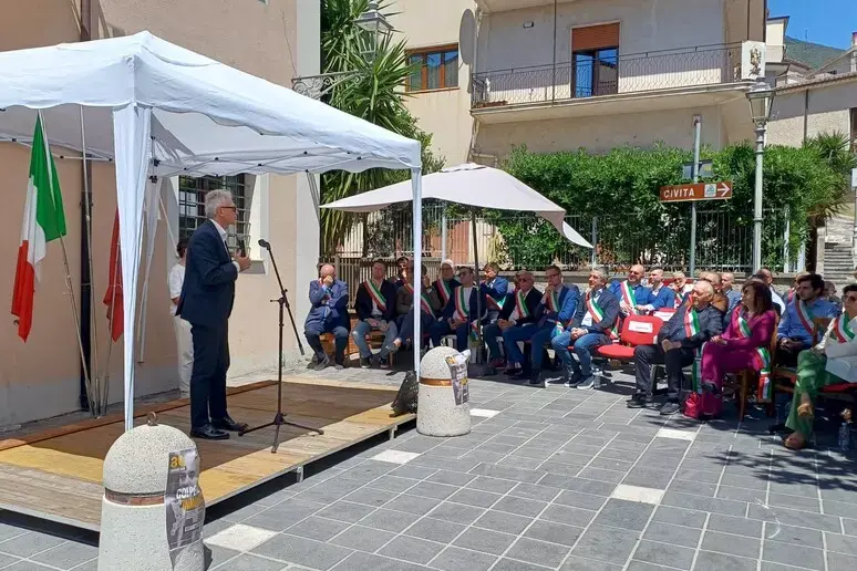 «Tocci capro espiatorio, siamo con lui»: oltre 80 sindaci in piazza a Civita dopo la condanna per la tragedia del Raganello\n