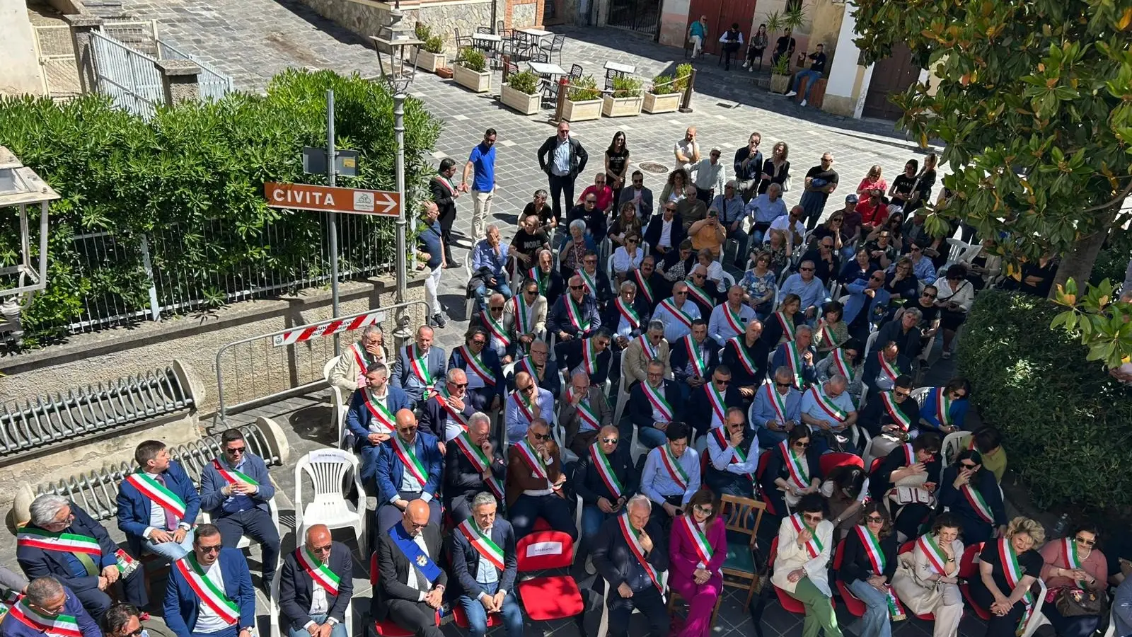<p>La manifestazione a Civita (foto Ansa)</p>\\n