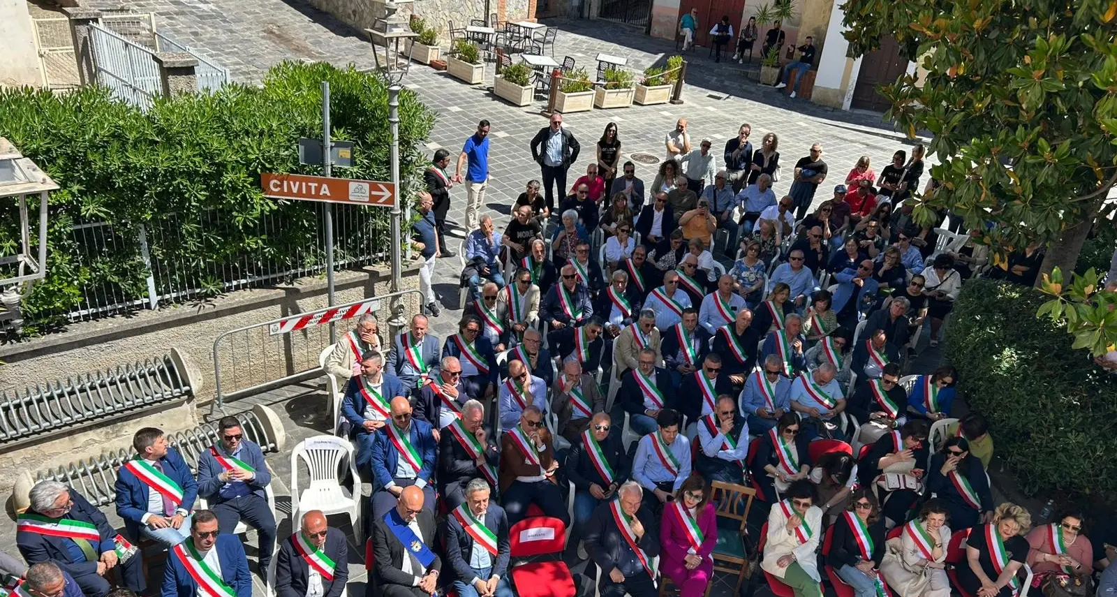 «Tocci capro espiatorio, siamo con lui»: oltre 80 sindaci in piazza a Civita dopo la condanna per la tragedia del Raganello\n