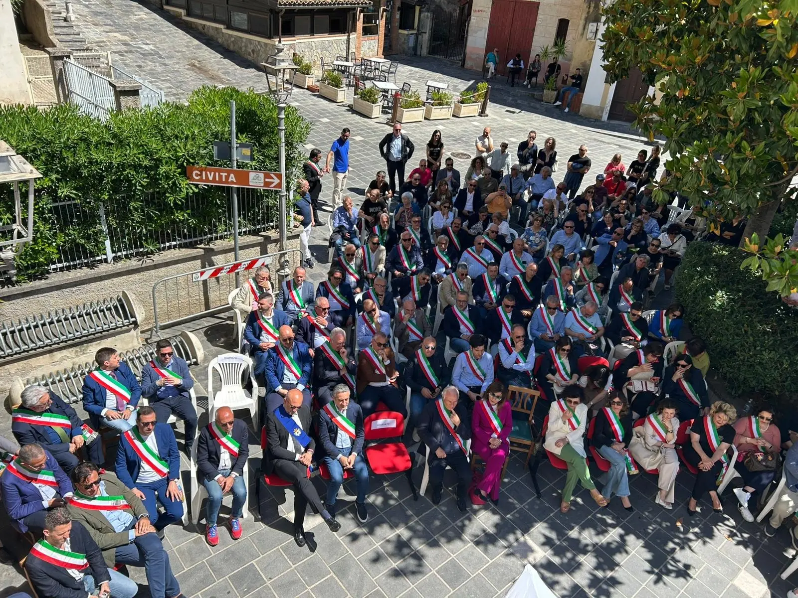 «Tocci capro espiatorio, siamo con lui»: oltre 80 sindaci in piazza a Civita dopo la condanna per la tragedia del Raganello\n