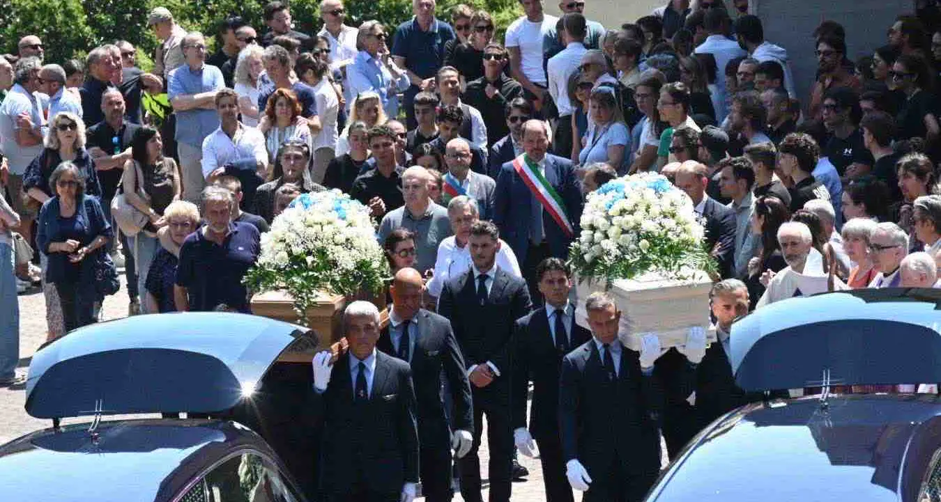 Tragedia delle Maldive: Genova si ferma per Monica Montefalcone e Giorgia Sommacal: duemila persone ai funerali