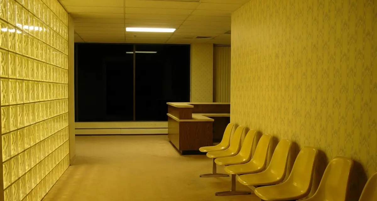 Dalle Backrooms ai non-luoghi: perché certi spazi ci mettono a disagio\n