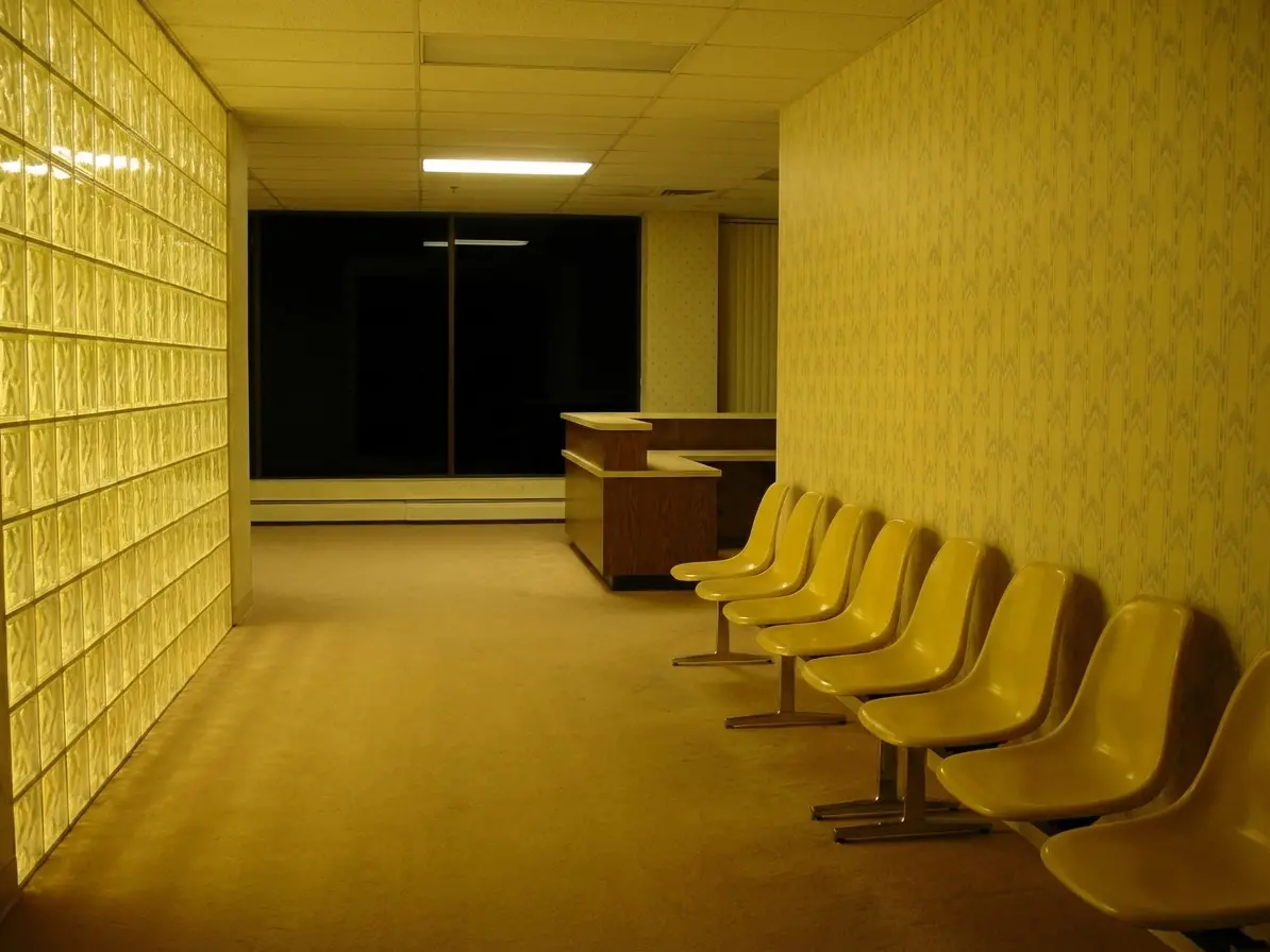 Backrooms, spazi liminali e non-luoghi: perché certe immagini ci mettono a disagio
