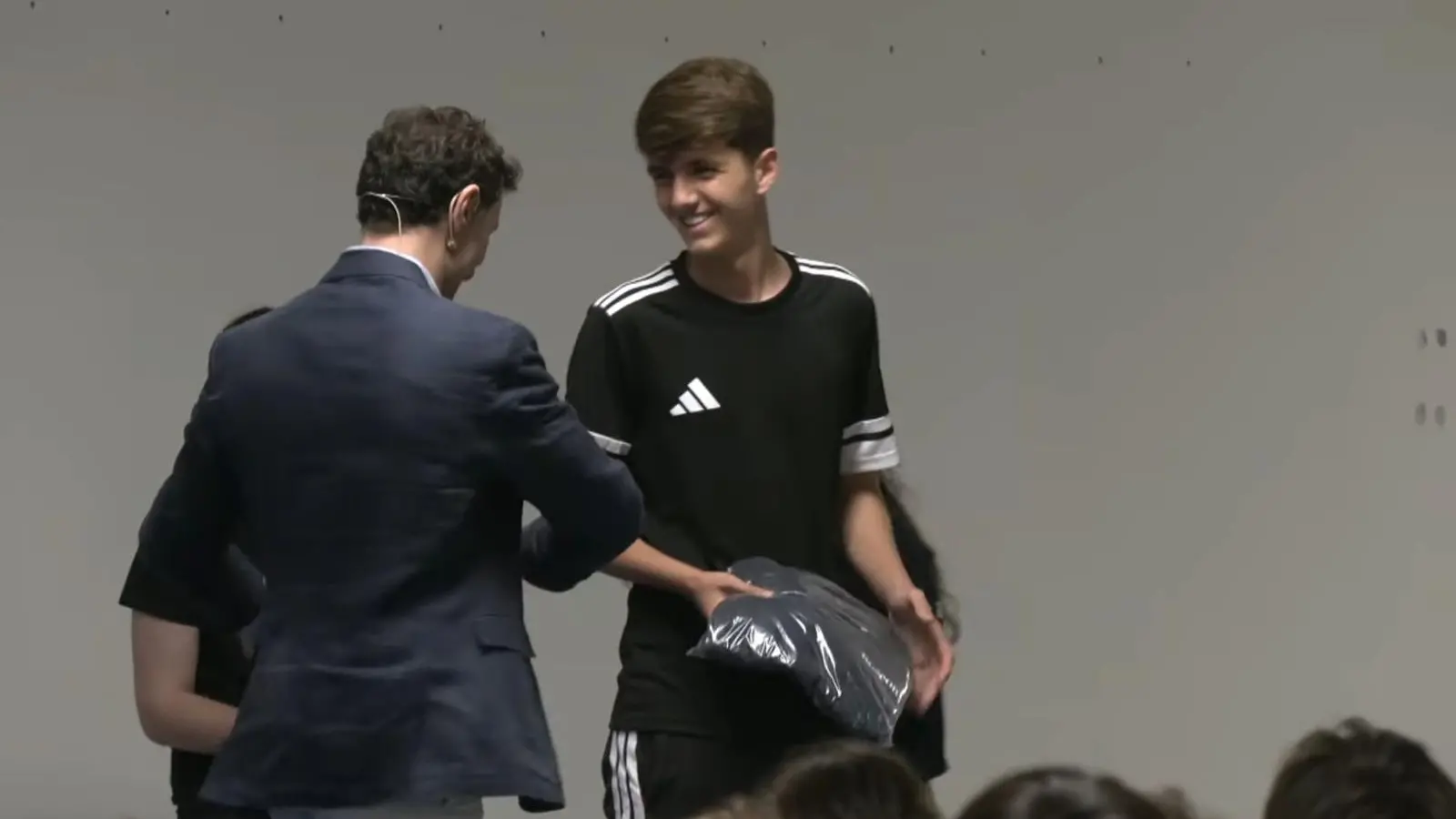 <p>Lo studente Domenico Aprile durante la premiazione</p>\\n