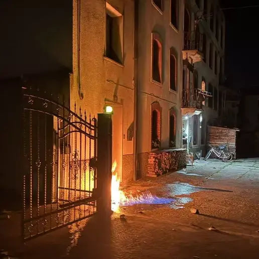 Bottiglie incendiarie contro la casa di un cronista, indagano i carabinieri\n