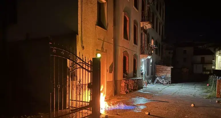 Bottiglie incendiarie contro la casa di un cronista, indagano i carabinieri\n