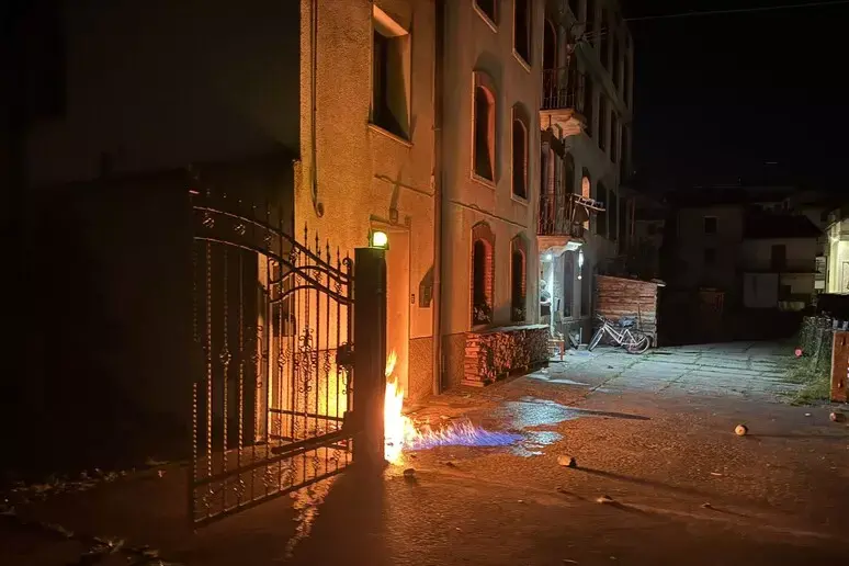 Bottiglie incendiarie contro la casa di un cronista, indagano i carabinieri\n