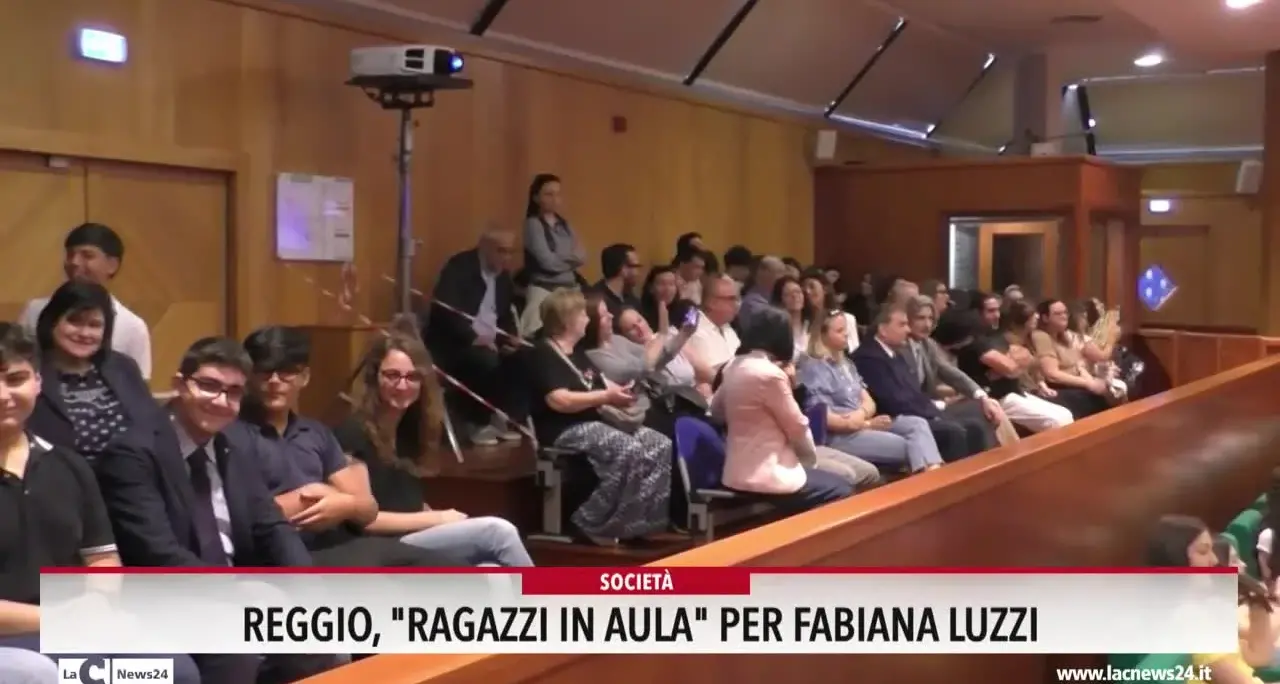 Reggio, ragazzi in aula per Fabiana Luzzi