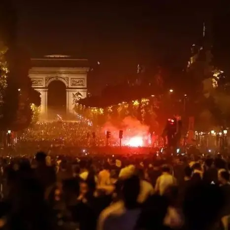 Parigi in festa per il Psg, ma la notte degenera: un morto e oltre 200 feriti\n