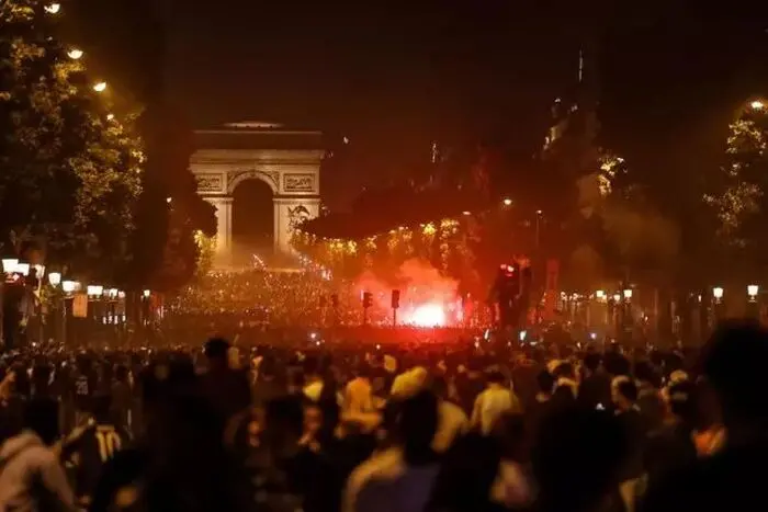 Parigi in festa per il Psg, ma la notte degenera: un morto e oltre 200 feriti\n