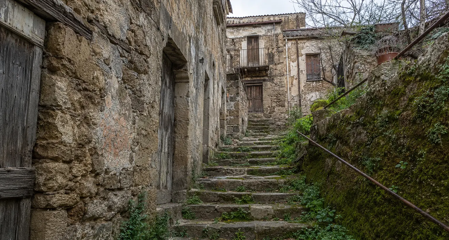 Così si uccide lentamente la Calabria:\u00A0il silenzio dei borghi svuotati e le colpe della politica\n