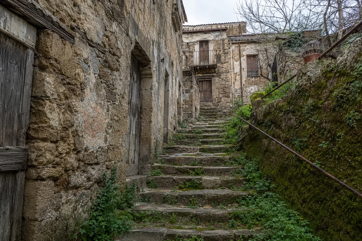 Così si uccide lentamente la Calabria:\u00A0il silenzio dei borghi svuotati e le colpe della politica\n