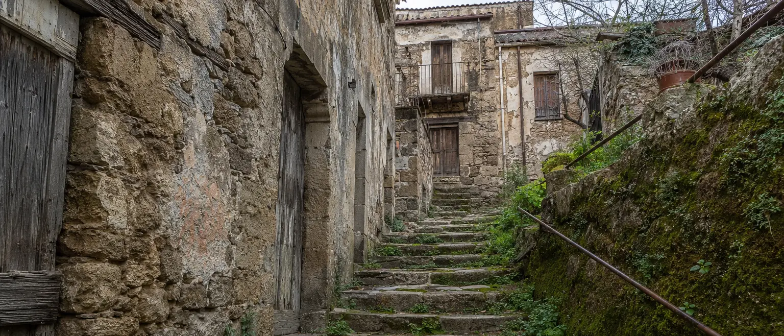 Così si uccide lentamente la Calabria:\u00A0il silenzio dei paesi svuotati e le colpe della politica\n
