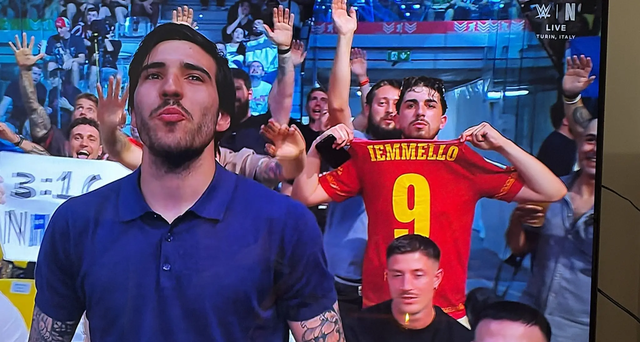 Iemmello in WWE? La maglia del capitano giallorosso a Clash in Italy\n