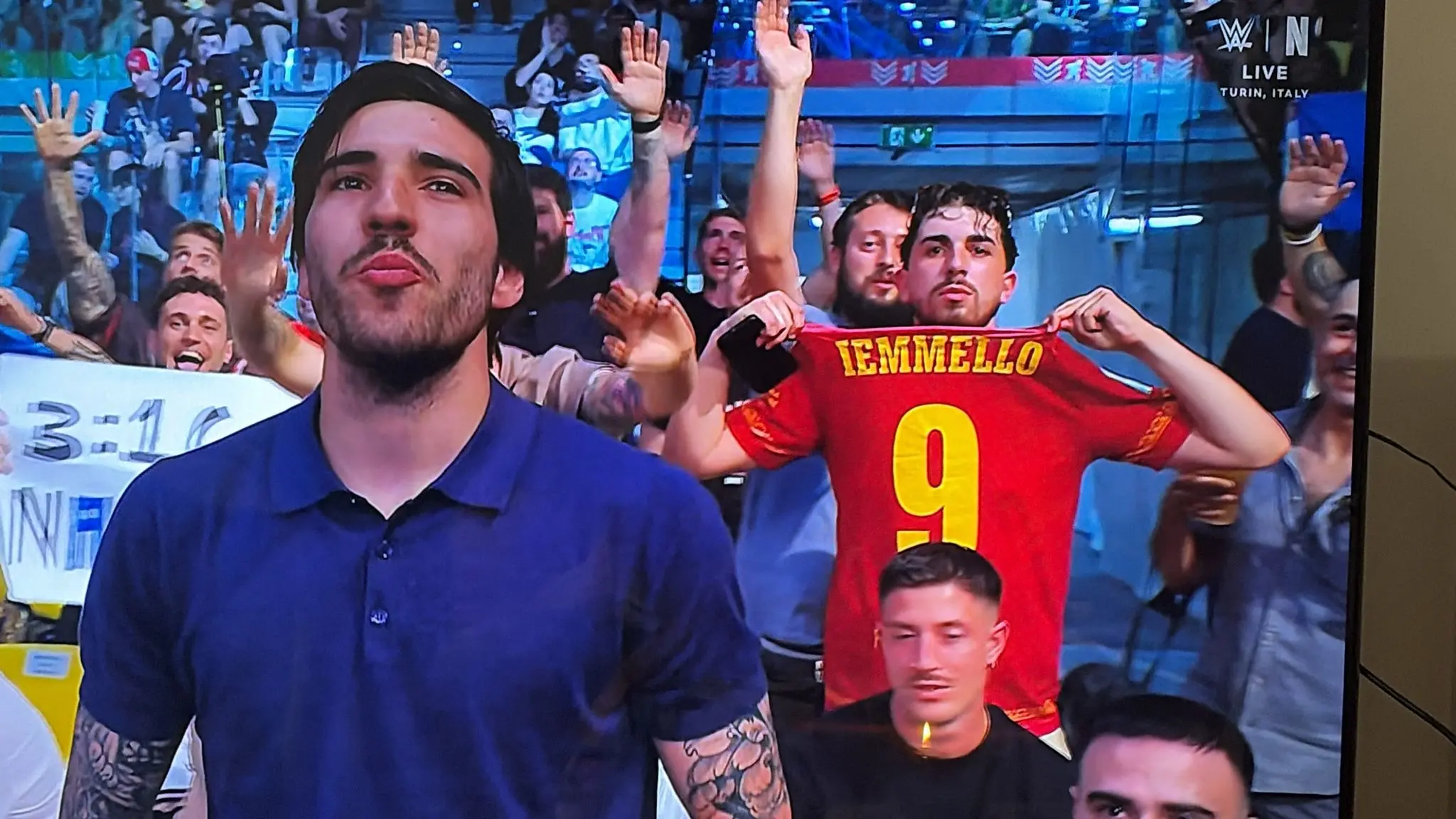 Iemmello in WWE? La maglia del capitano giallorosso a Clash in Italy\n