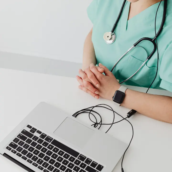 Guardia medica nel Crotonese ma solo sulla carta, dottoressa inventava visite e saltava i turni: sospesa per un anno\n