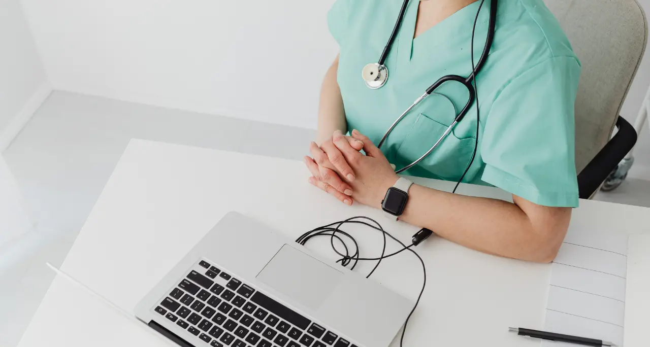 Guardia medica nel Crotonese ma solo sulla carta, dottoressa inventava visite e saltava i turni: sospesa per un anno\n