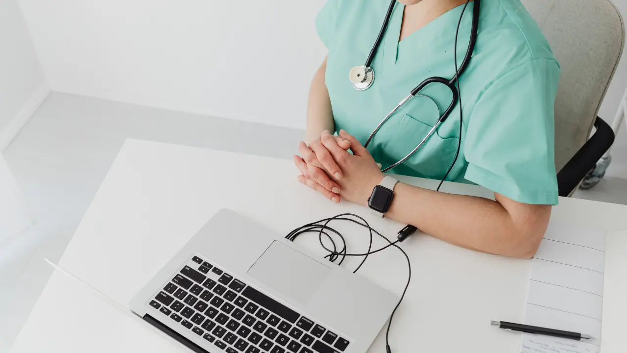 Guardia medica nel Crotonese ma solo sulla carta, dottoressa inventava visite e saltava i turni: sospesa per un anno\n