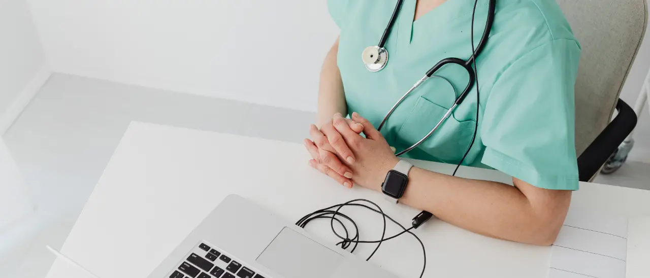 Guardia medica nel Crotonese ma solo sulla carta, dottoressa inventava visite e saltava i turni: sospesa per un anno\n