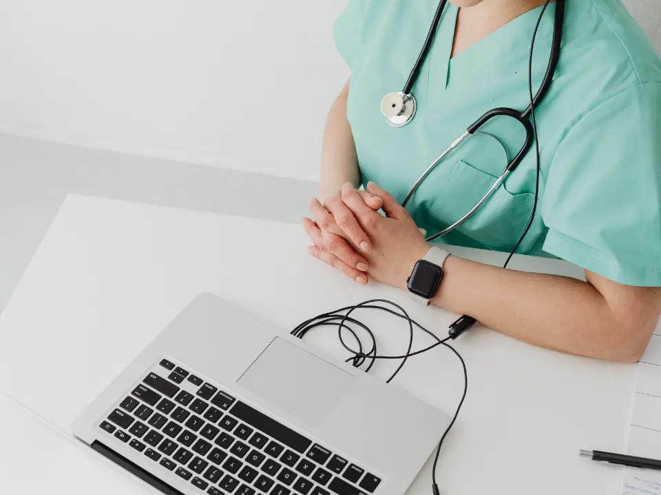 Guardia medica nel Crotonese ma solo sulla carta, dottoressa inventava visite e saltava i turni: sospesa per un anno