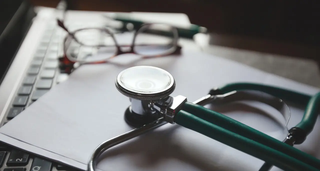 <p>Dottoressa vibonese <span style=\"color:hsl(0, 75%, 60%);\">sospesa per un anno</span>: in vacanza o in giro per la Calabria quando era di turno per la guardia medica</p>