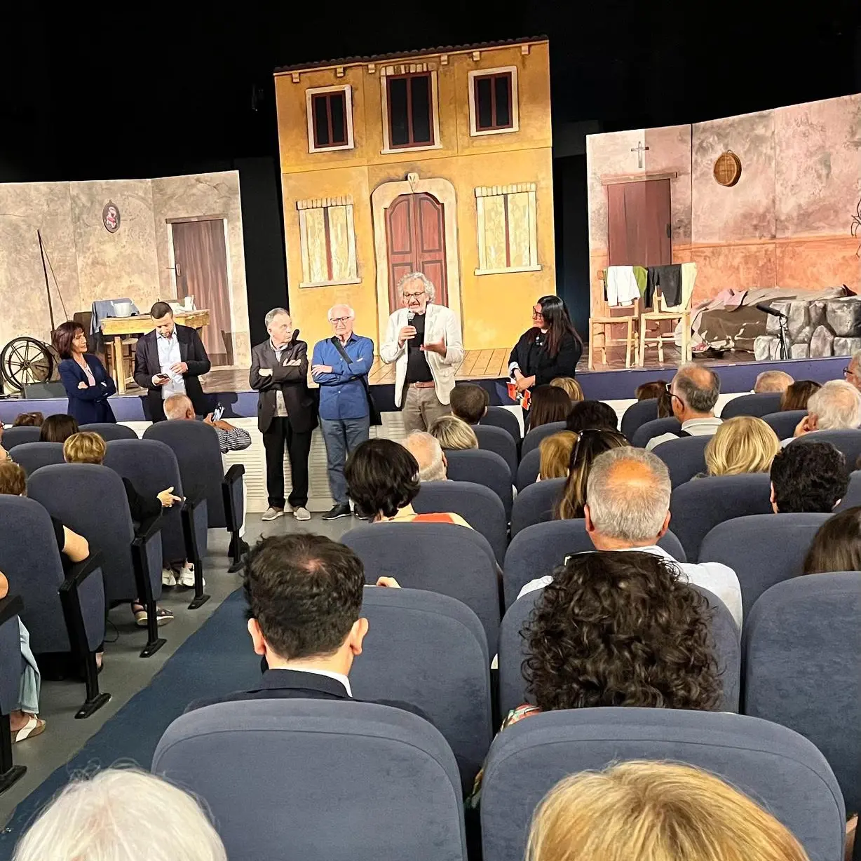 La lezione di Saverio Strati va in scena a Locri: \"Tibi e Tàscia\" emoziona e interroga il presente\n