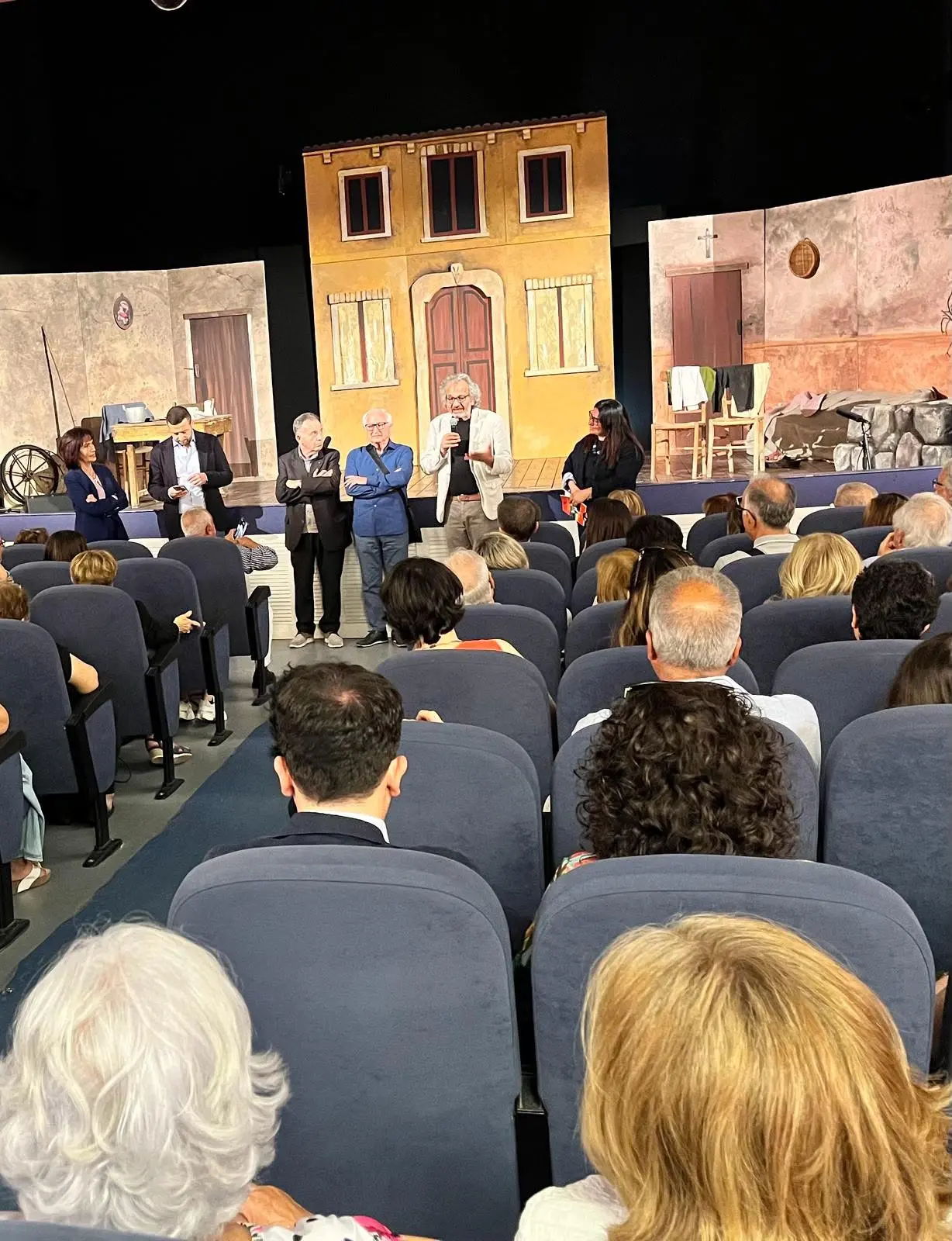 La lezione di Saverio Strati va in scena a Locri: \"Tibi e Tàscia\" emoziona e interroga il presente\n