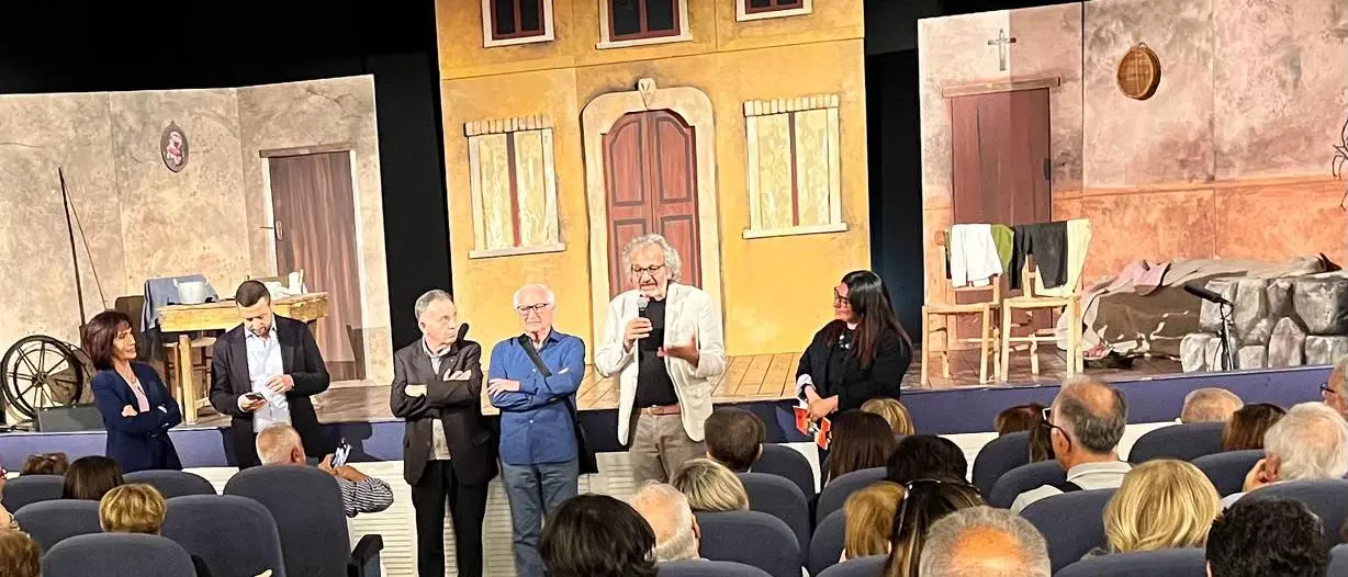 La lezione di Saverio Strati va in scena a Locri: \"Tibi e Tàscia\" emoziona e interroga il presente\n