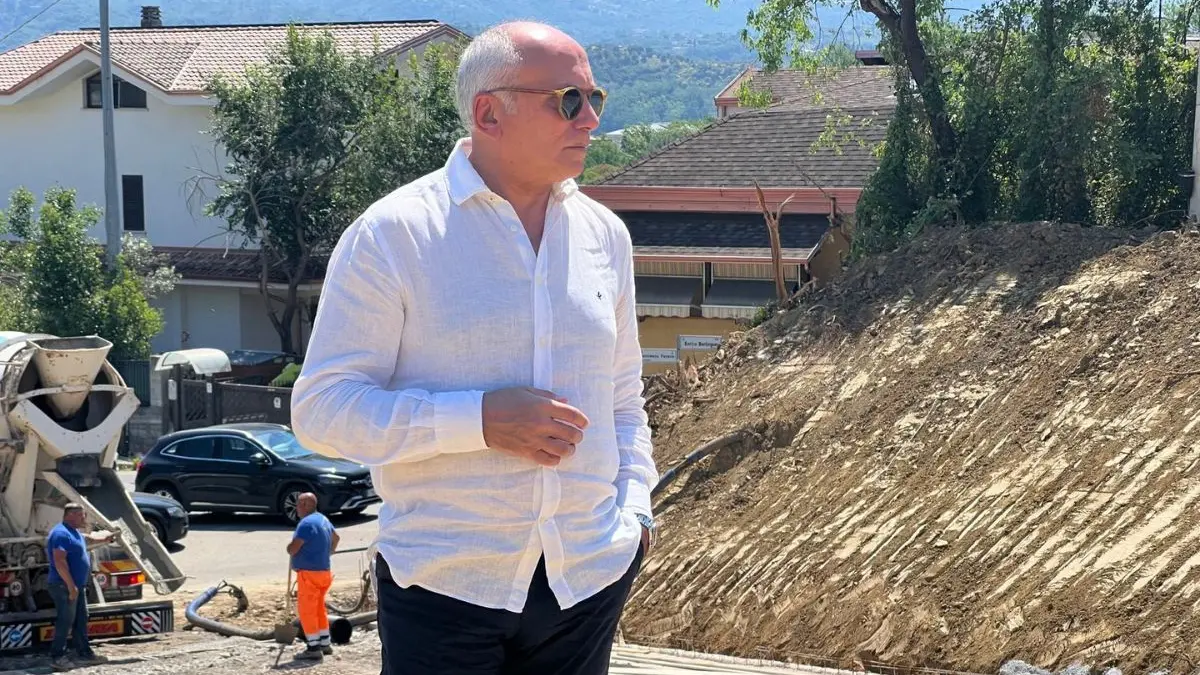 <p>Il sindaco di Cosenza Franz Caruso</p>\\n