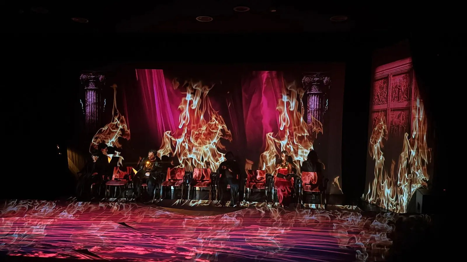 <p>Spettacolo teatrale a Mendicino</p>\\n