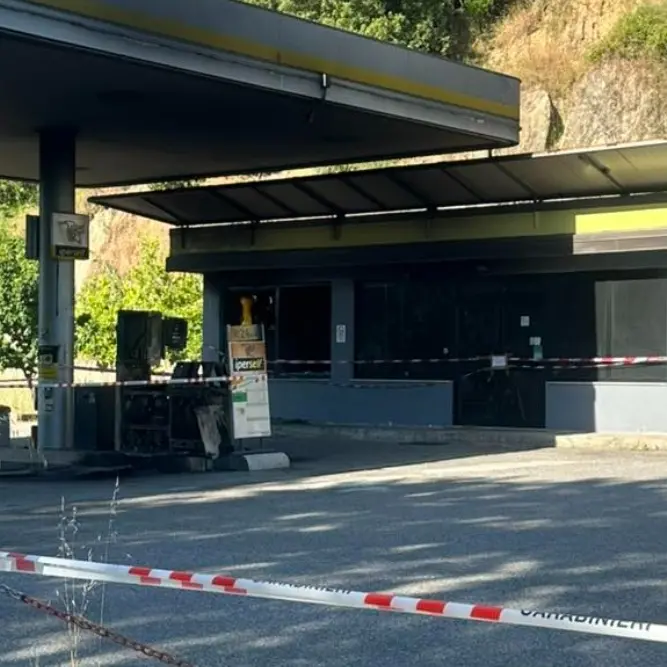 Incendio devasta per la seconda volta un distributore carburanti\u00A0a Roccabernarda: danneggiate le colonnine\n