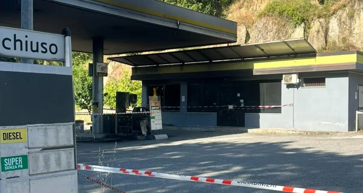 Incendio devasta per la seconda volta un distributore carburanti\u00A0a Roccabernarda: danneggiate le colonnine\n