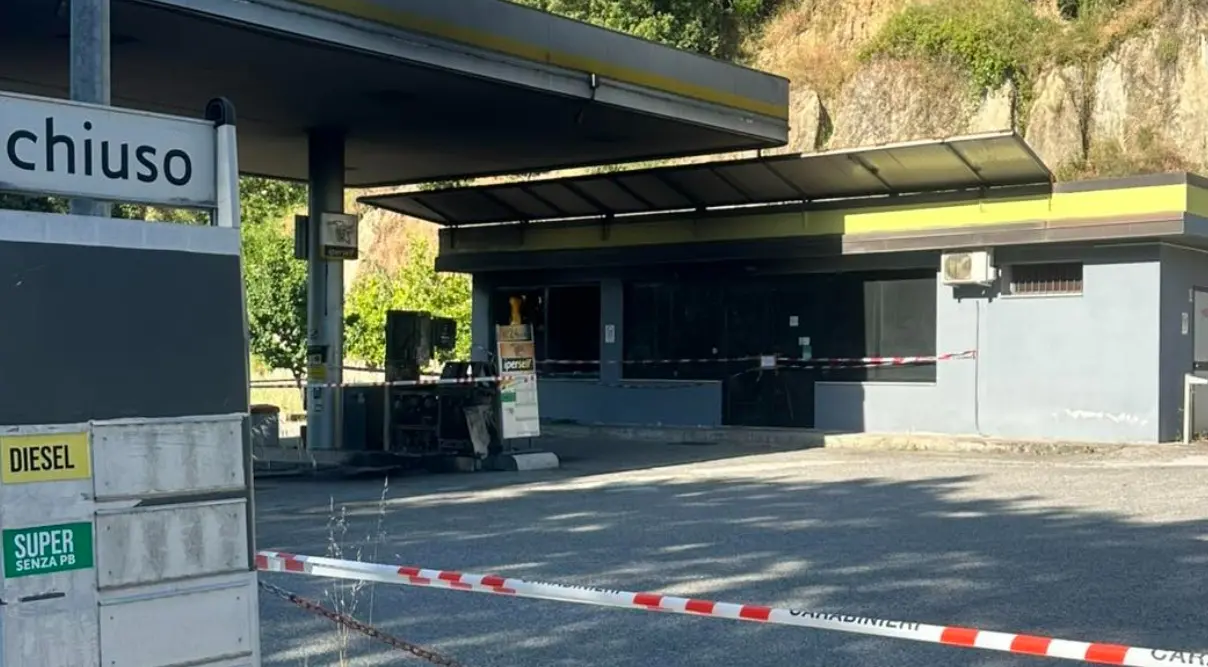 Incendio devasta per la seconda volta un distributore carburanti\u00A0a Roccabernarda: danneggiate le colonnine\n