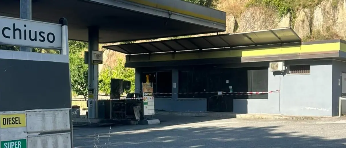 Incendio devasta per la seconda volta un distributore carburanti\u00A0a Roccabernarda: danneggiate le colonnine\n