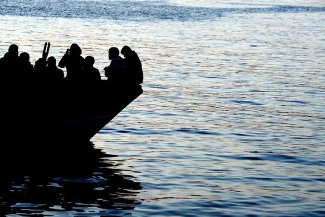 Sbarco al porto di Crotone, 29 migranti soccorsi e messi in salvo dopo giorni in balia delle onde\n