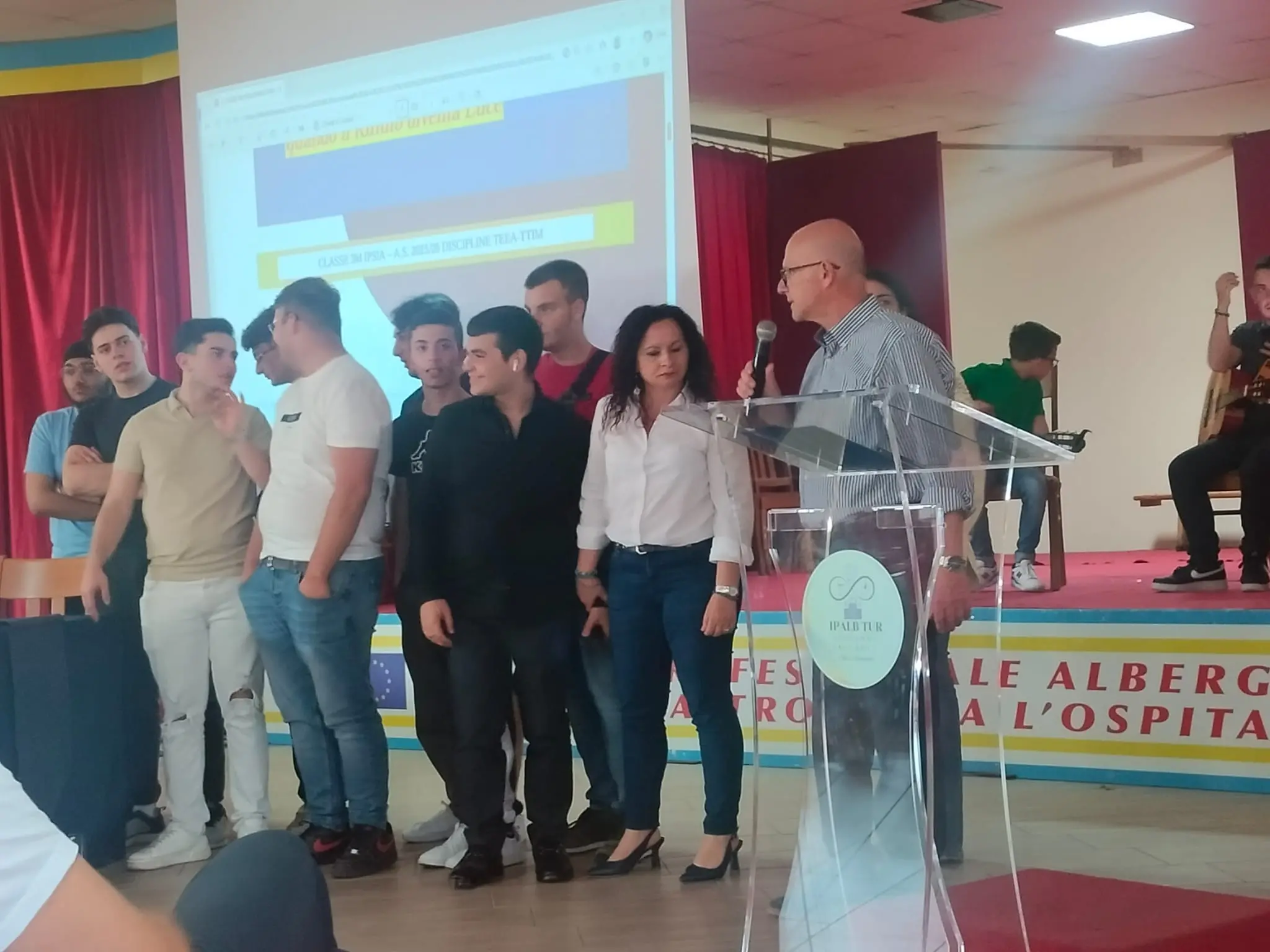 Villa San Giovanni, gli studenti protagonisti di “A scuola di Solidarietà”: premiati gli elaborati dedicati al dono e all’impegno quotidiano\n