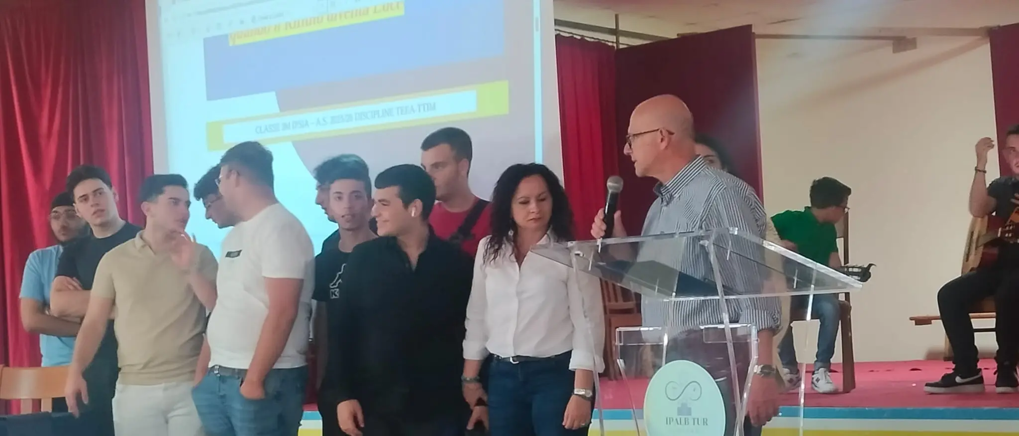 Villa San Giovanni, gli studenti protagonisti di “A scuola di Solidarietà”: premiati gli elaborati dedicati al dono e all’impegno quotidiano\n