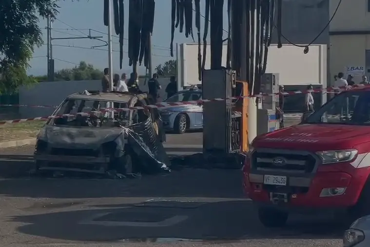 <p>Strage ad Amendolara, <span style=\"color:hsl(0, 75%, 60%);\">la ricostruzione choc</span>: il minivan cosparso di benzina e il rogo, un migrante sfuggito alle fiamme. Due persone in caserma</p>