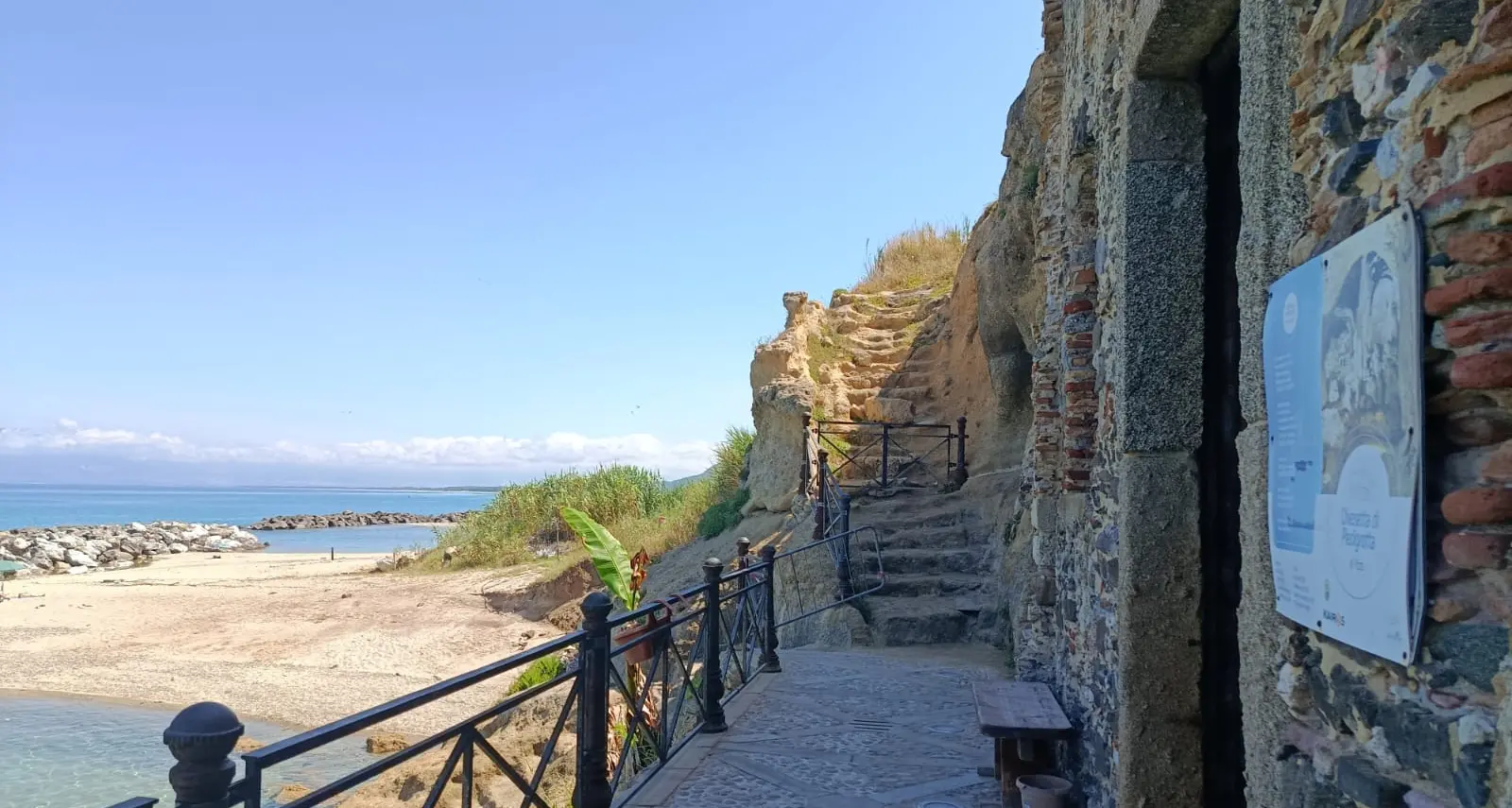 <p>Pizzo e la <span style=\"color:hsl(0, 75%, 60%);\">Chiesetta di Piedigrotta</span> incantano i turisti. E ad agosto apre (dopo 30 anni) l’ascensore panoramico</p>