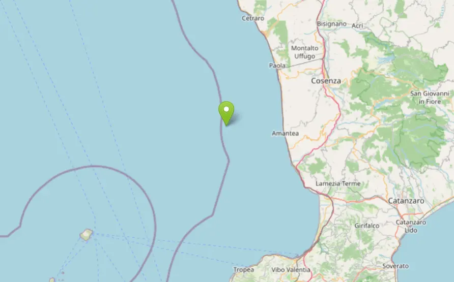 Terremoto al largo della Calabria, magnitudo 6.1 avvertita anche a Cosenza. Unical: escluso rischio tsunami | LIVE\n