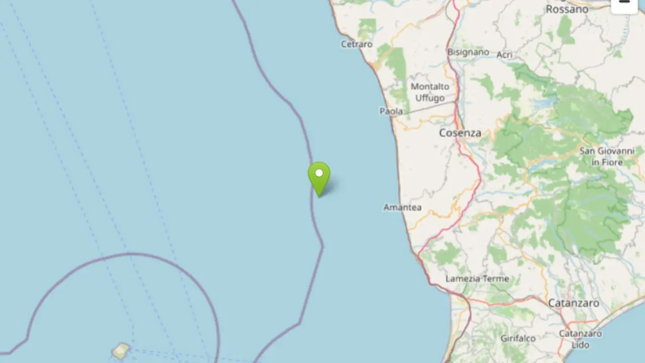 La Calabria trema nella notte: forte scossa di terremoto di magnitudo 6.2 avvertita in tutta la regione\n