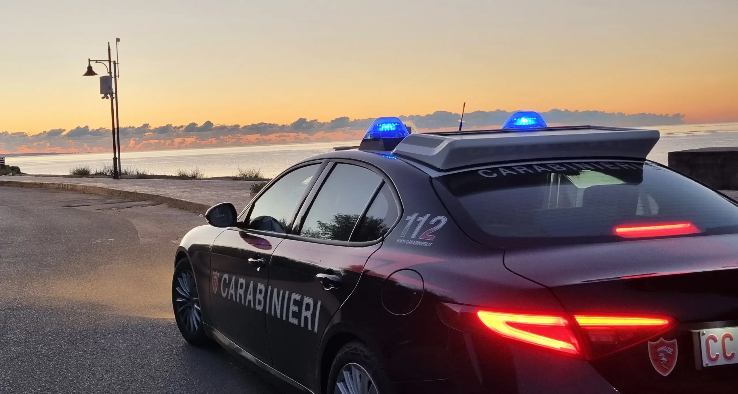 Sellia Marina, ubriaco alla guida ignora l’alt e fugge:\u00A0bloccato dai carabinieri sul lungomare con una dose di droga\n