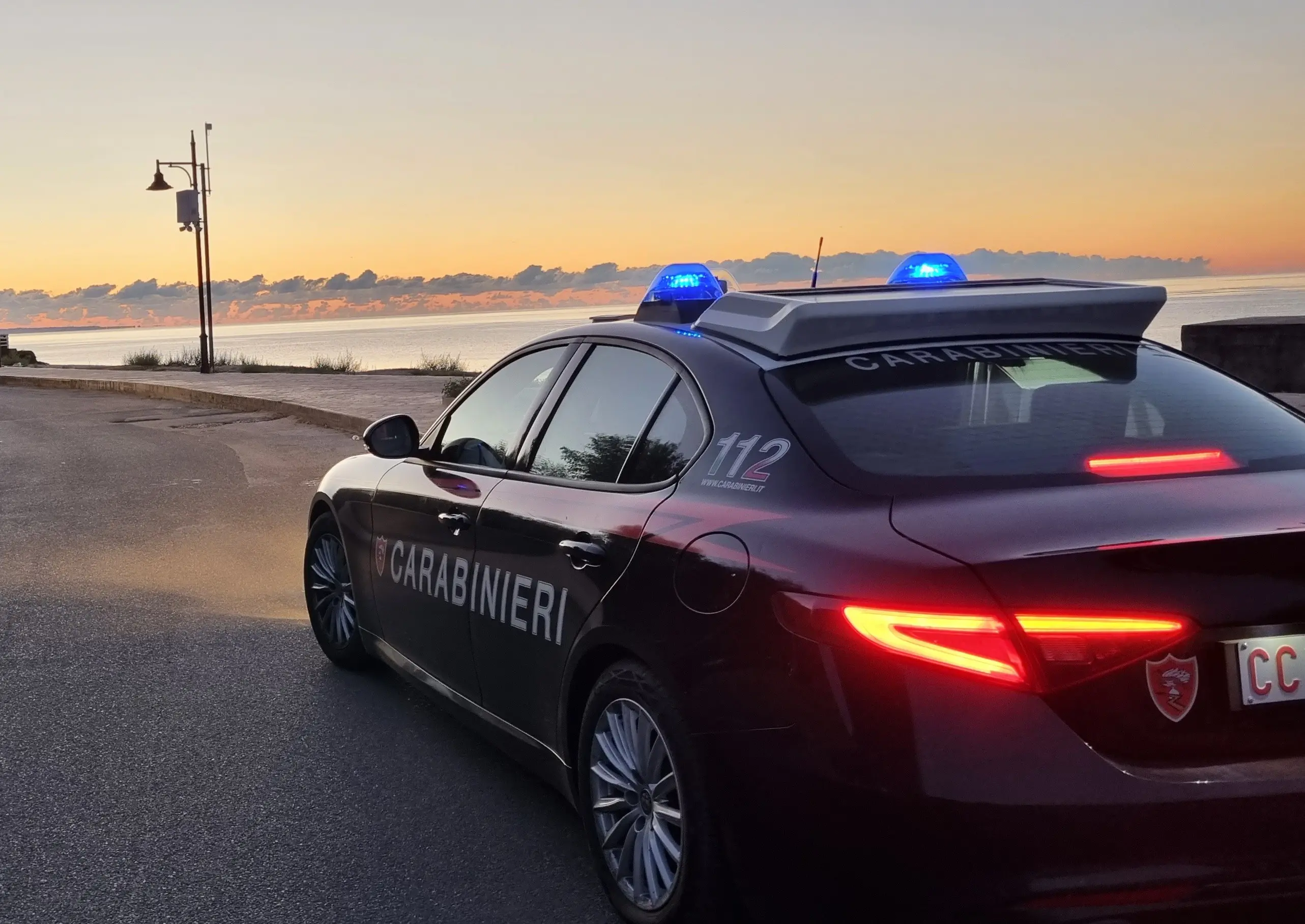 Sellia Marina, ubriaco alla guida ignora l’alt e fugge:\u00A0bloccato dai carabinieri sul lungomare con una dose di droga\n