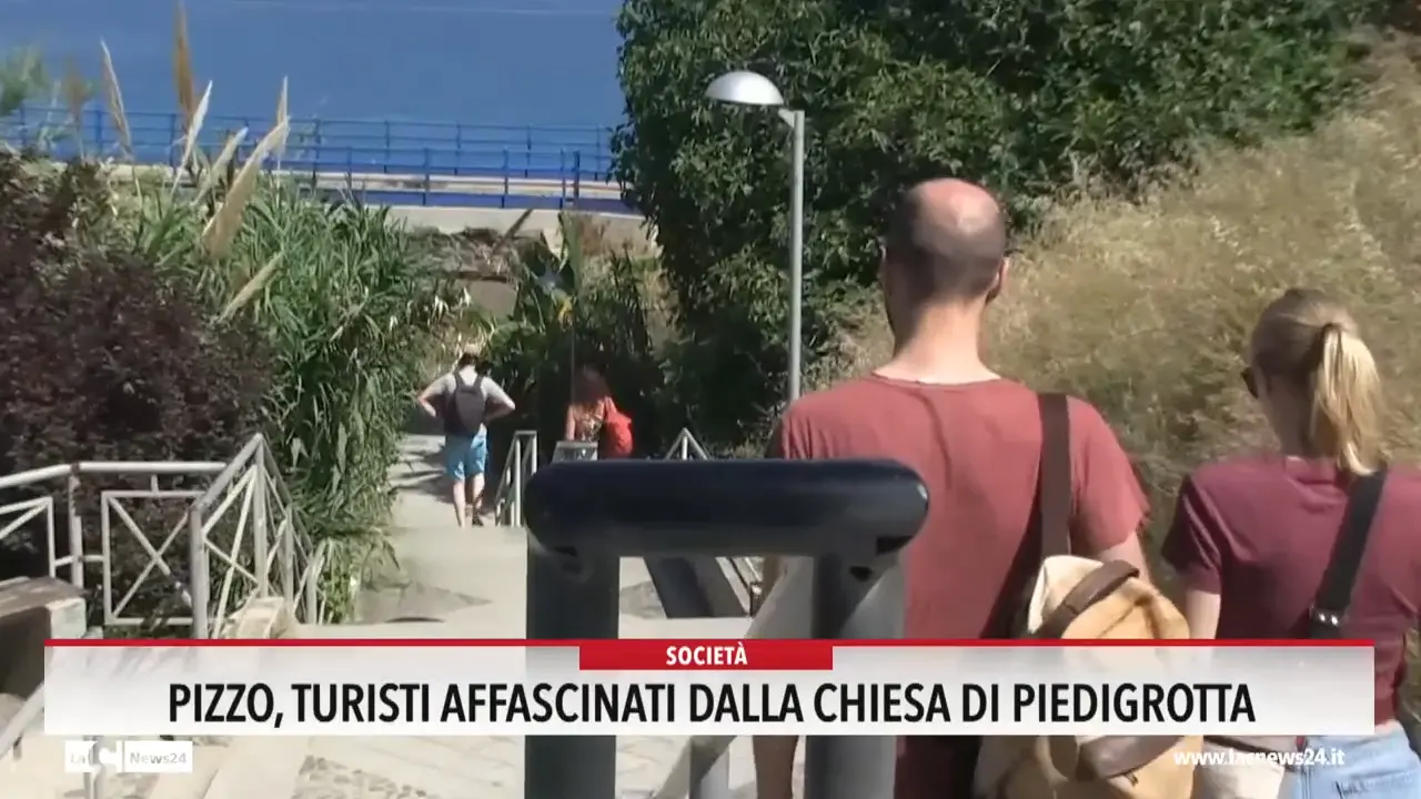 Pizzo, turisti affascinati dalla chiesa di Piedigrotta