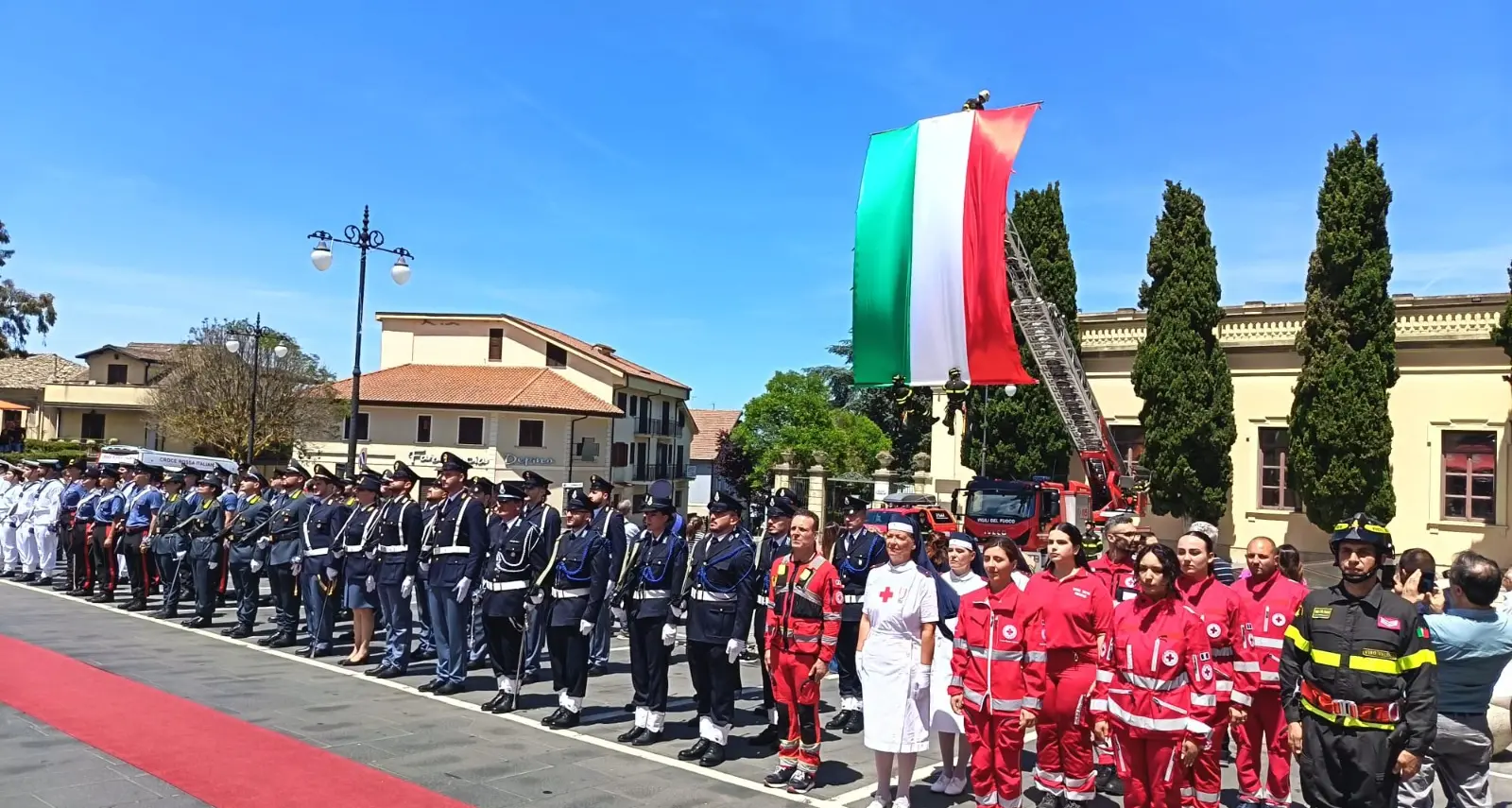 <p>Festa della Repubblica, <span style=\"color:hsl(0, 75%, 60%);\">piazza gremita a Vibo</span>. Il prefetto: «È il compleanno del popolo italiano»</p>