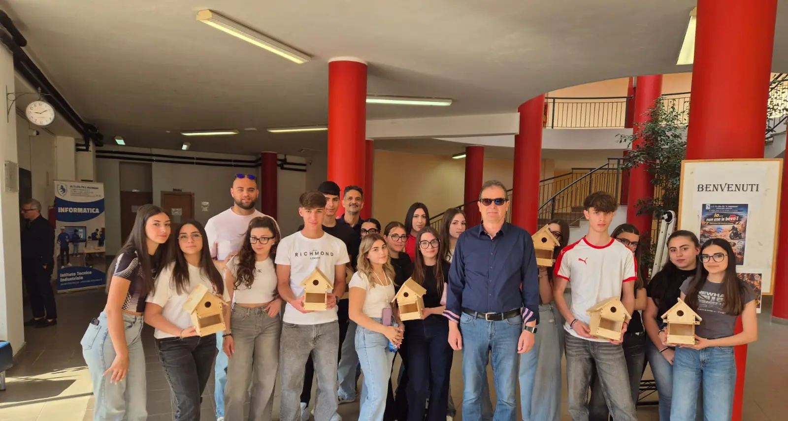 Corigliano-Rossano, al Majorana gli studenti costruiscono casette-rifugio per i passeri nel cortile\n