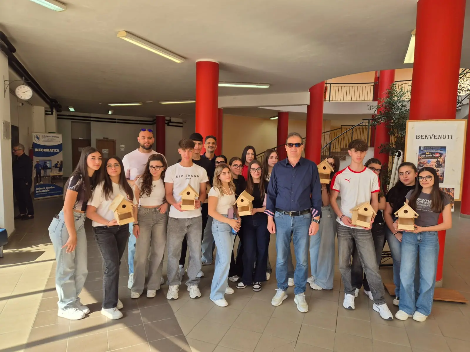 Corigliano-Rossano, al Majorana gli studenti costruiscono casette-rifugio per i passeri nel cortile\n