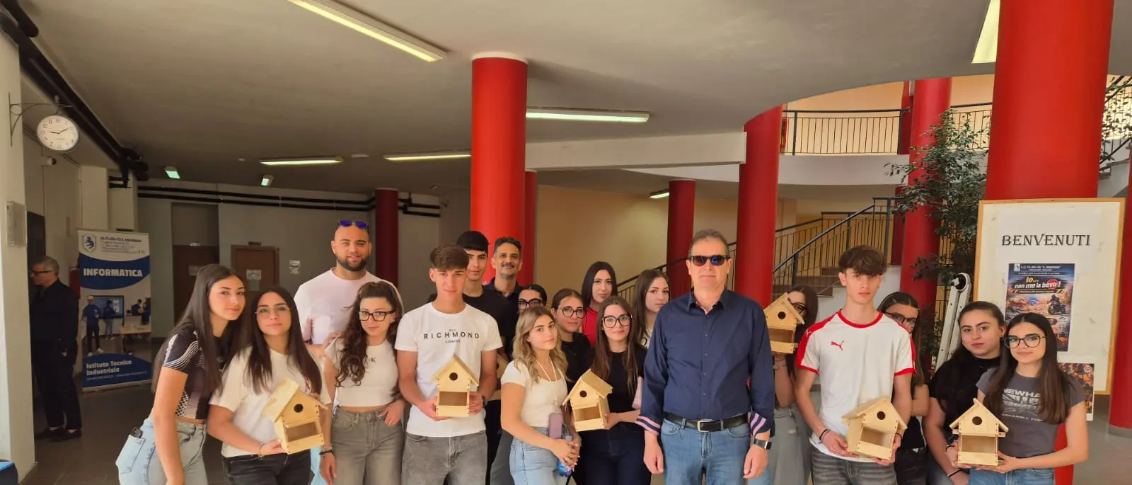 Corigliano-Rossano, al Majorana gli studenti costruiscono casette-rifugio per i passeri nel cortile\n
